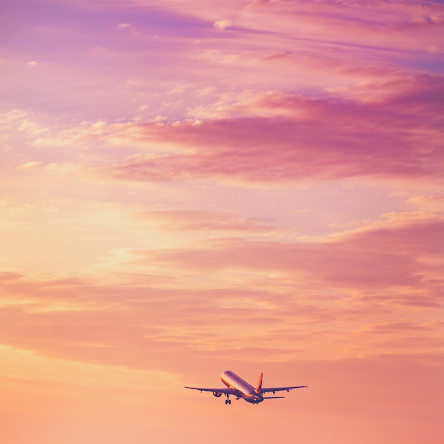 夕焼け空で離陸する飛行機