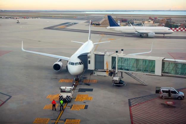 Aereo al cancello del terminal