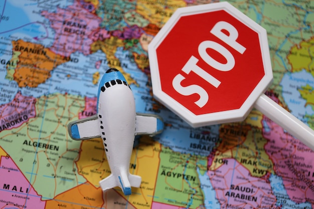 비행기 교통 제한. 항공 교통이 중단되었습니다. 항공 여행 금지 코로나 바이러스 전염병 문제.