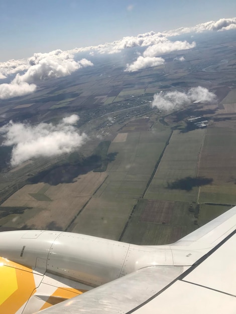 写真 飛行機の窓からの景色と雲の景色