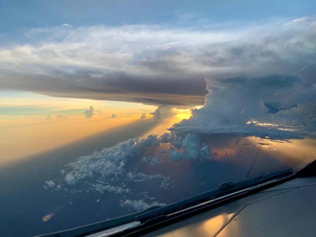 Фото Крыло самолета на небе во время захода солнца