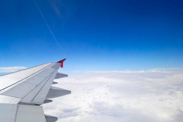 空に照らされた飛行機の翼