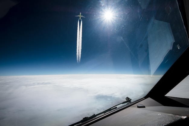 Foto ali di aereo contro il cielo