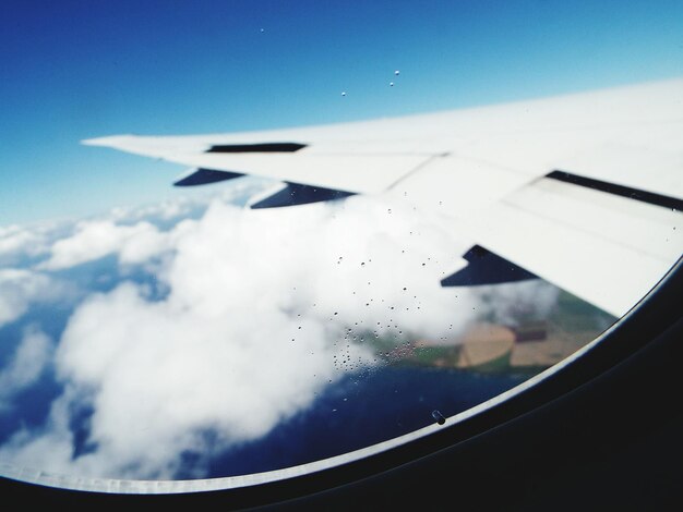 空に向かって窓から見える飛行機の翼