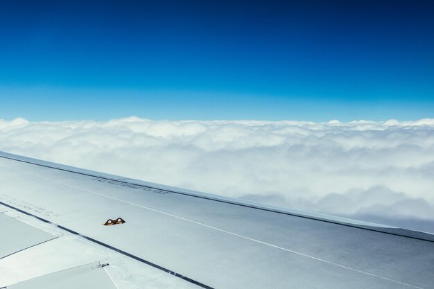 航空機の窓から飛行機の翼 温室効果地球温暖化