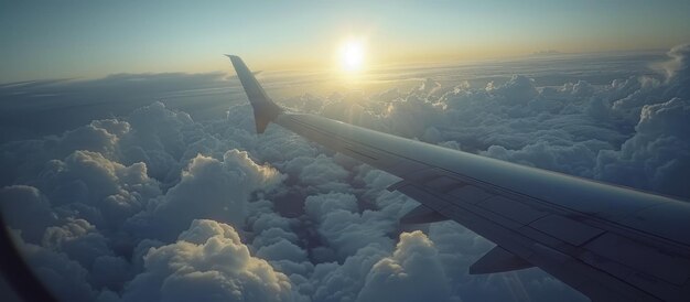 空の飛行機の翼の景色