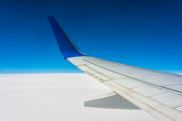 Photo airplane wing over white clouds