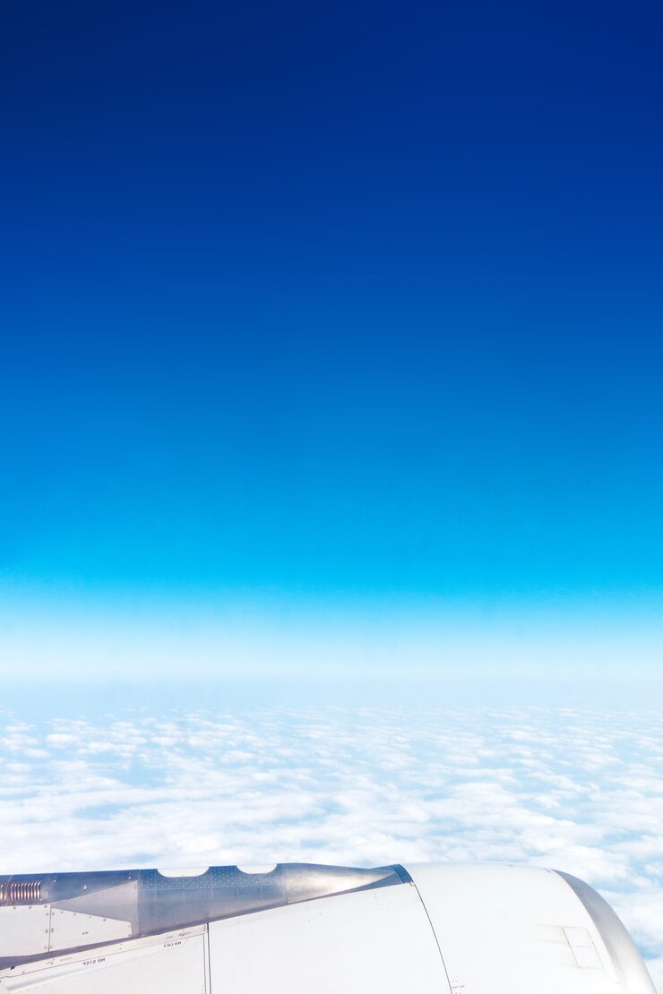 青い空と雲と飛行機の翼