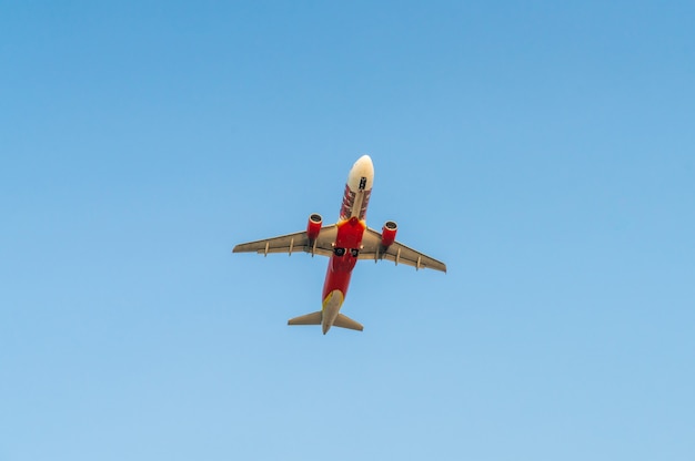 Foto aeroplano con cielo blu