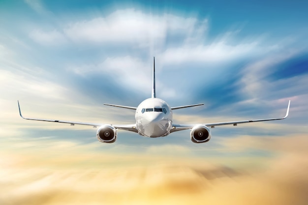 동작 흐림 효과와 비행기 일몰에 주황색 구름에서 날고있다. 개념 항공 항공 운송