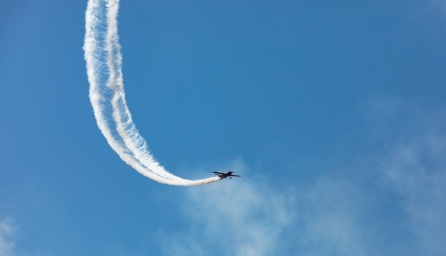 Photo airplane with a trace of smoke