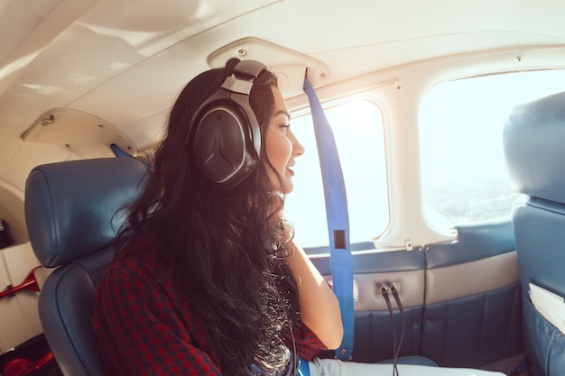 飛行機の女性の乗客