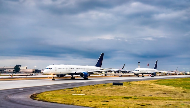 Photo airplanes lined up for takeoff at atlanta airport in the united states