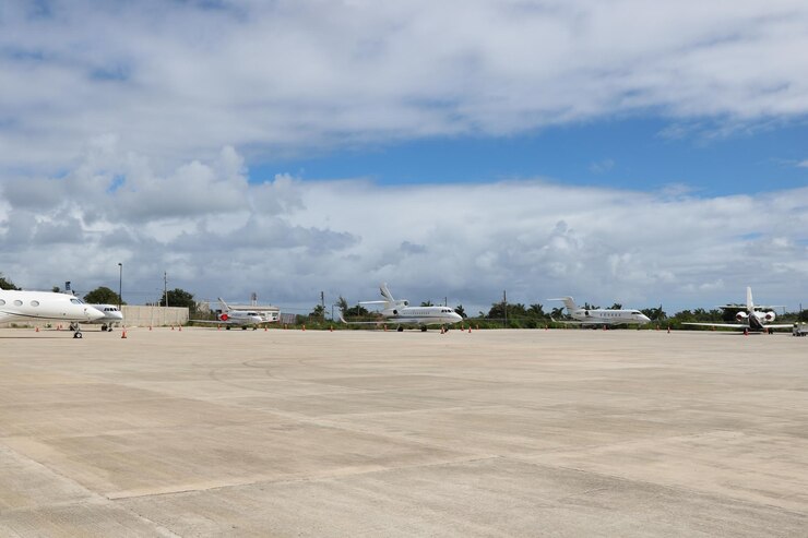 Photo airplanes parked in an apron