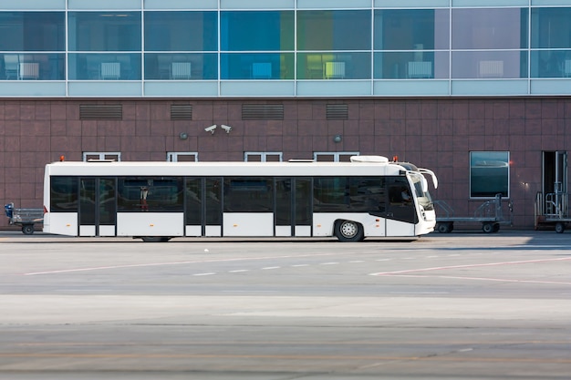 Foto bus dell'aeroporto e carrelli portabagagli vicino al terminal