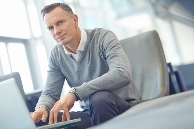 Airport lounge portret en zakenman typen beoordeling van financiële portefeuille beursdatabase of investering Economy reizen of cryptohandelaar bezig met forex bitcoin mining of nft trading