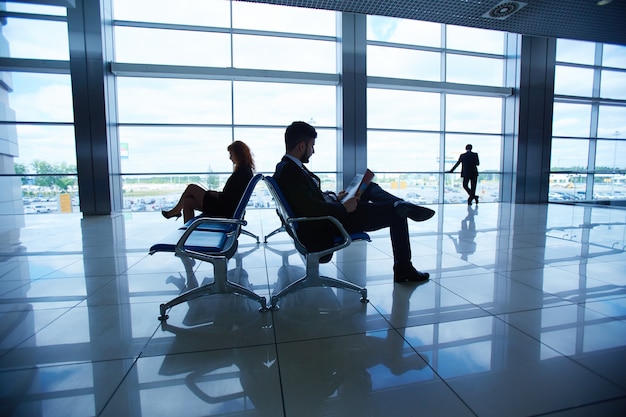 Uomo aeroporto giovane compagno di seduta