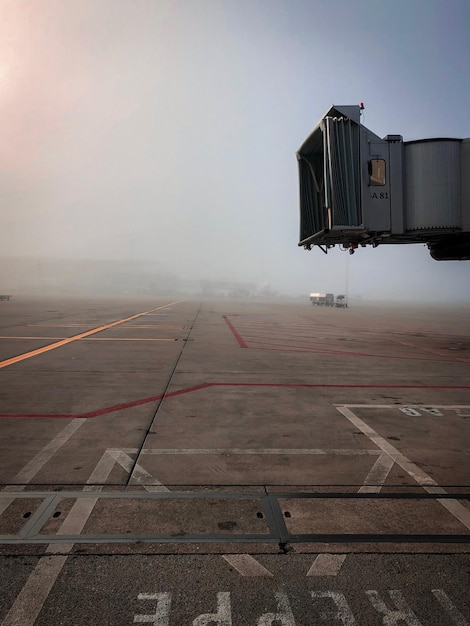 Photo airport runway against sky during fogy weather