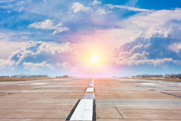 Foto pista dell'aeroporto alla luce del sole della sera