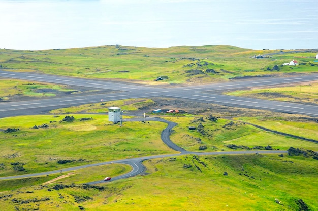 アイスランドのヴェストマン諸島諸島のヘイマエイ島の空港滑走路