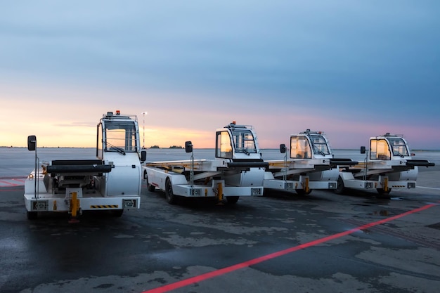 Foto caricatori di nastri trasportatori semoventi aeroportuali la sera