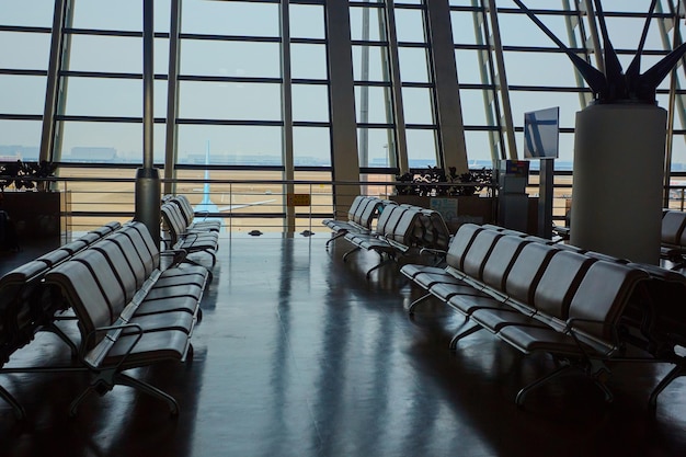 사진 파란색 좌석이 줄지어 있는 공항 대기 공간 여행 및 비즈니스 주제에 대한 배경