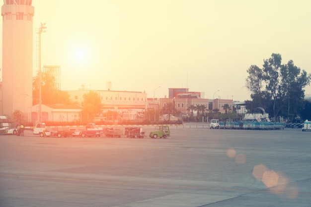 석양에 서비스 차량이 있는 공항