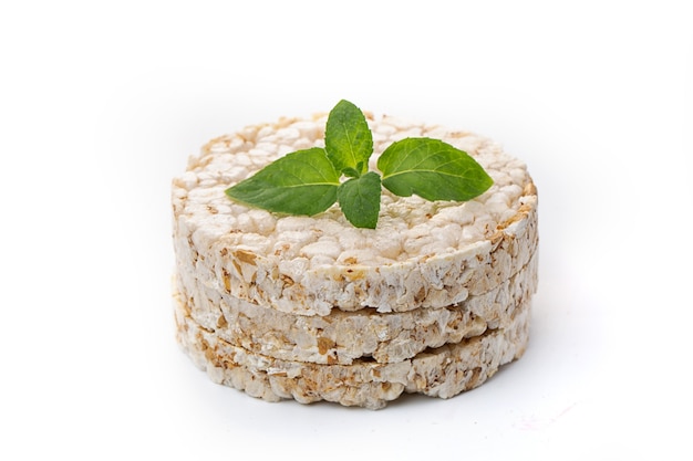 Foto soffici pani croccanti di farina d'avena a forma di fette da colazione decorate con foglie di menta. cibo dietetico sano.