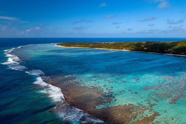 ポリネシア・クック諸島のサンゴ礁に浮かぶ波のアイツタキ空撮