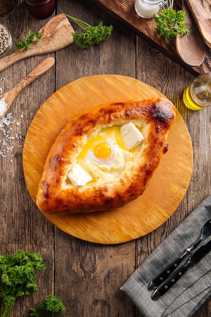 Ajariaanse khachapuri met ei en vloeibare dooier