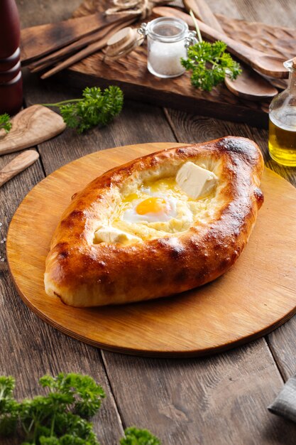 Ajarian khachapuri op een houten bord