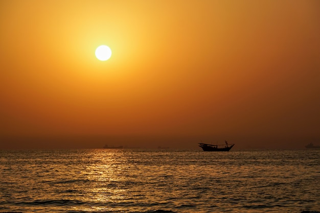 Ajman. tramonto nel golfo persico. il paesaggio marino l'emirato di ajman.