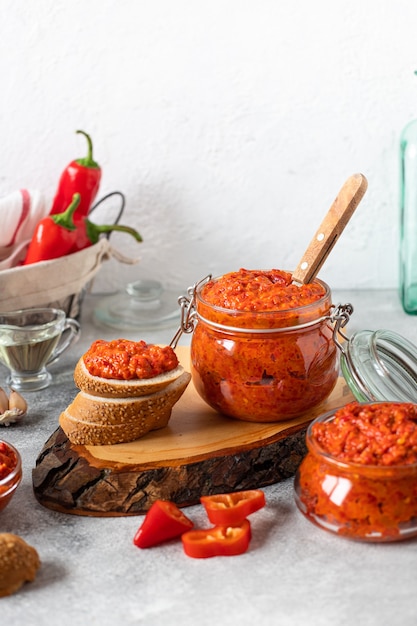 유리 항아리에 Ajvar 전통적인 발칸 전채