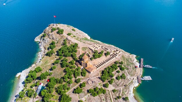 Akdamar-eiland in Van Lake. De Armeense kathedraalkerk van het Heilige Kruis - Akdamar - Ahtamara - Turkije