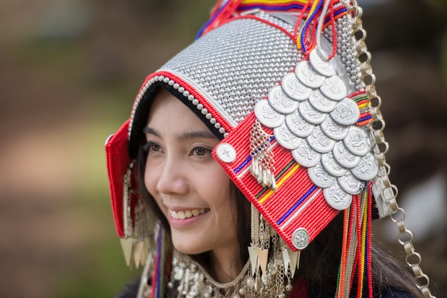 Foto akha vrouw arabica koffie bessen plukken