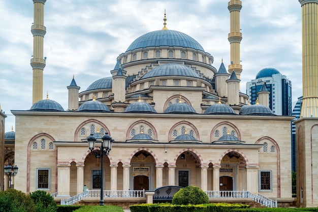 Moschea akhmad kadyrov il giorno nuvoloso a grozny, cecenia, russia