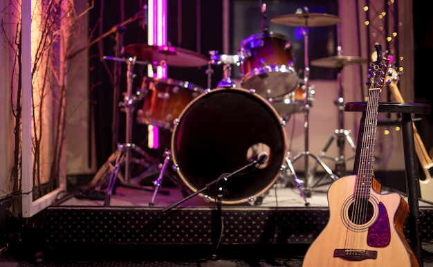 Akoestische gitaar op de tafel van een opnamestudio. Het concept van muzikale creativiteit en showbusiness.