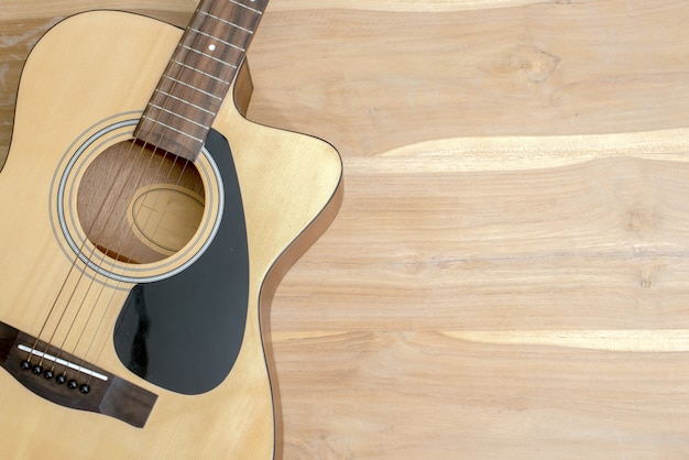 akoestische gitaar op een houten bureau.