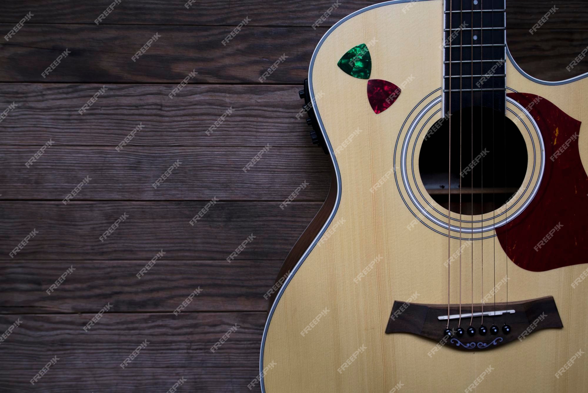 vijandigheid Definitie Kan worden berekend Akoestische gitaar op een oude houten tafel zie alleen de body van de akoestische  gitaar closeup copyspace | Premium Foto