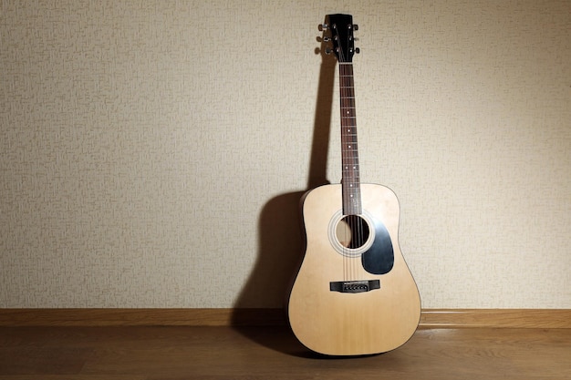 Akoestische gitaar tegen de muur in de kamer