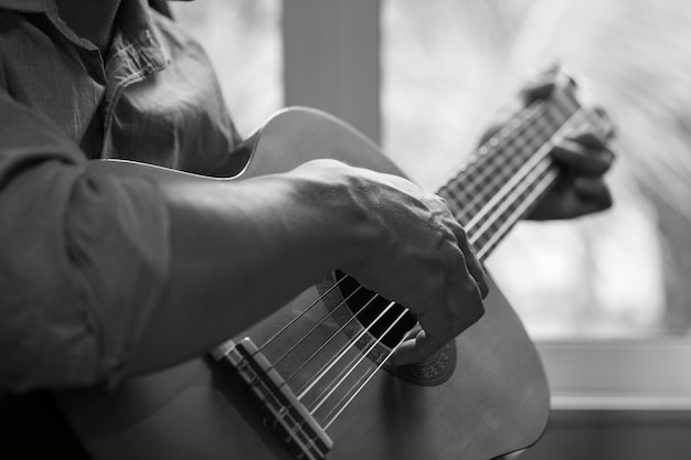 Akoestische gitaargitarist spelen. Muzikaal instrument met uitvoerende handen