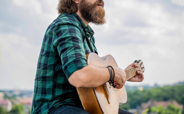 Akoestische gitaren spelen Muziekconcept Akoestische gitaren Mannelijke muzikant die gitaar speelt muziekinstrument Man's handen akoestische gitaar spelen close-up