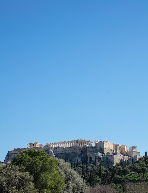 Akropolis van athene griekenland rock en parthenon op blauwe hemel achtergrond zonnige dag