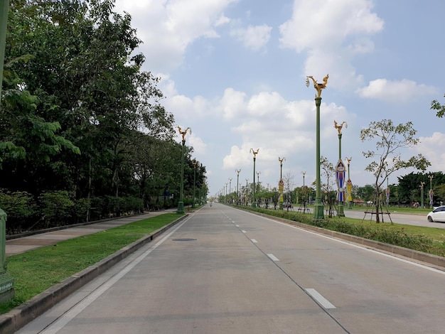 Aksa Road is een weg in Bangkok die in de volksmond wordt beschouwd als de mooiste weg in Thailand