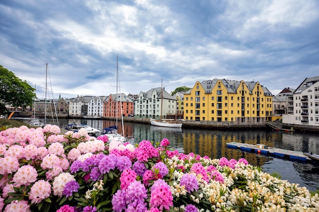 Aksla in de stad Alesund, Noorwegen. Het is een zeehaven en staat bekend om zijn concentratie van Art Nouveau-architectuur.