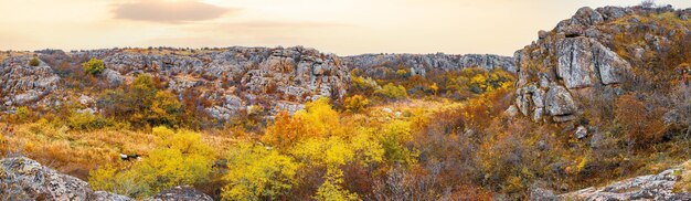 Aktovsky Canyon in Oekraïne omringde grote stenen rotsblokken