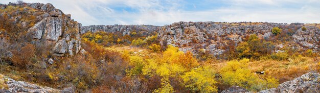 Актовский каньон, Украина. Осенние деревья и большие каменные валуны вокруг