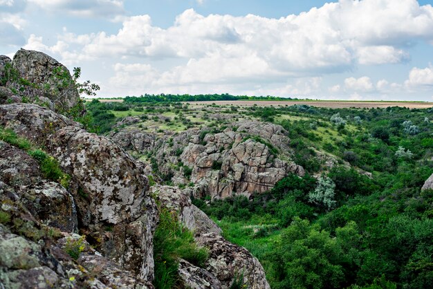 Foto aktovsky canyon in ucraina un luogo turistico cluster di pietre viste panoramiche di pendii verdi