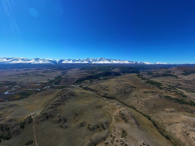 Aktrupanorama van bergen altai, de zomerlandschap van de bergpiek in rusland