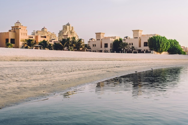 Al hamra dorp en strand bij zonsopgang